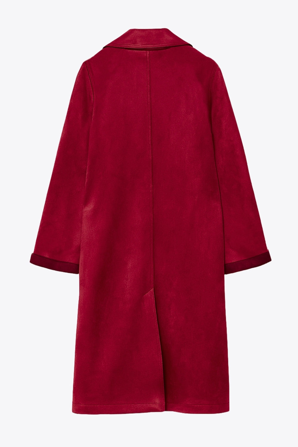 Abrigo de gamuza, fit recto, manga larga con doblez en puños, bolsillos delanteros con vivos, con solapa y hombreras. Detalle de costuras decorativas en bordes, abertura posterior en bajo y cierre frontal con doble cruce de botón en contraste.