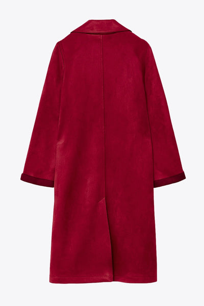 Abrigo de gamuza, fit recto, manga larga con doblez en puños, bolsillos delanteros con vivos, con solapa y hombreras. Detalle de costuras decorativas en bordes, abertura posterior en bajo y cierre frontal con doble cruce de botón en contraste.