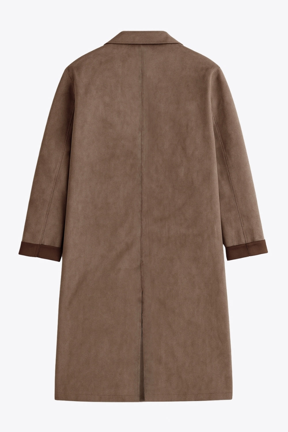 Abrigo de gamuza, fit recto, manga larga con doblez en puños, bolsillos delanteros con vivos, con solapa y hombreras. Detalle de costuras decorativas en bordes, abertura posterior en bajo y cierre frontal con doble cruce de botón en contraste.
