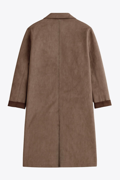 Abrigo de gamuza, fit recto, manga larga con doblez en puños, bolsillos delanteros con vivos, con solapa y hombreras. Detalle de costuras decorativas en bordes, abertura posterior en bajo y cierre frontal con doble cruce de botón en contraste.