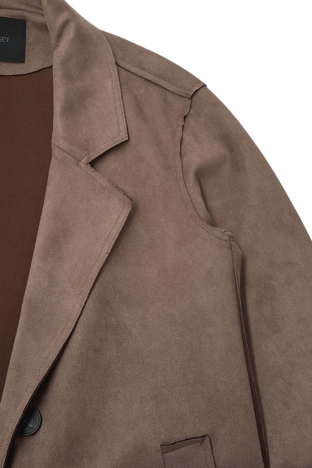 Abrigo de gamuza, fit recto, manga larga con doblez en puños, bolsillos delanteros con vivos, con solapa y hombreras. Detalle de costuras decorativas en bordes, abertura posterior en bajo y cierre frontal con doble cruce de botón en contraste.