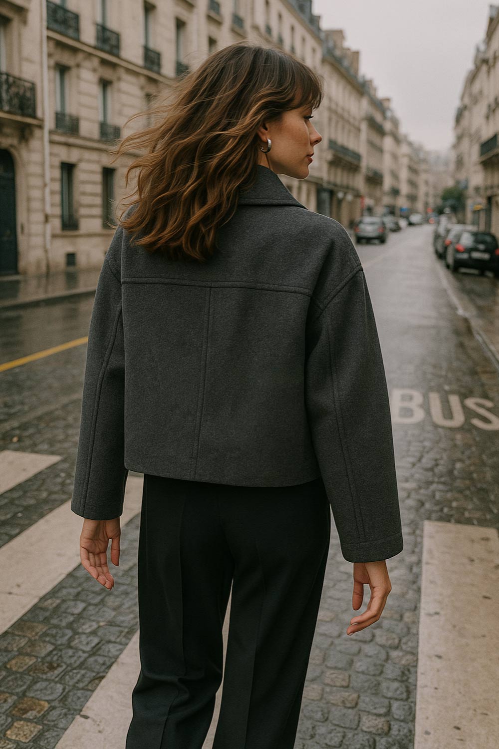 Abrigo corto de fit recto, manga larga, cuello con solapa, bolsillos delanteros con vivos y cierre frontal con doble cruce de botones en contraste.