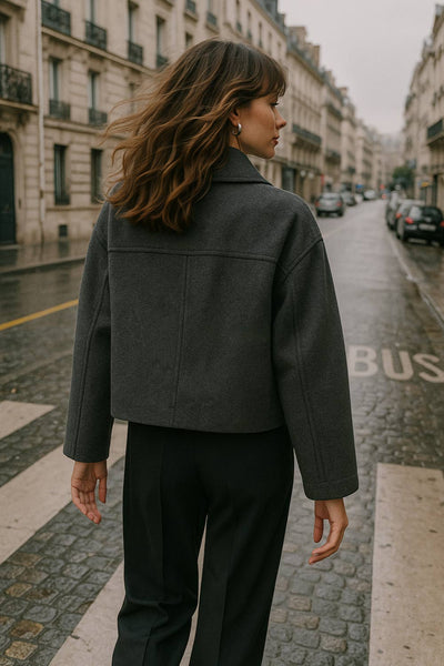 Abrigo corto de fit recto, manga larga, cuello con solapa, bolsillos delanteros con vivos y cierre frontal con doble cruce de botones en contraste.