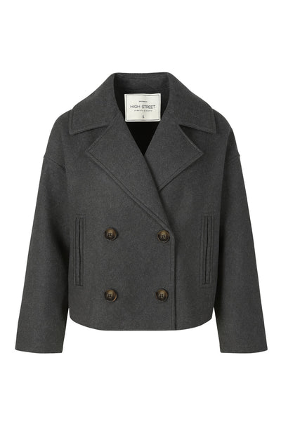 Abrigo corto de fit recto, manga larga, cuello con solapa, bolsillos delanteros con vivos y cierre frontal con doble cruce de botones en contraste.