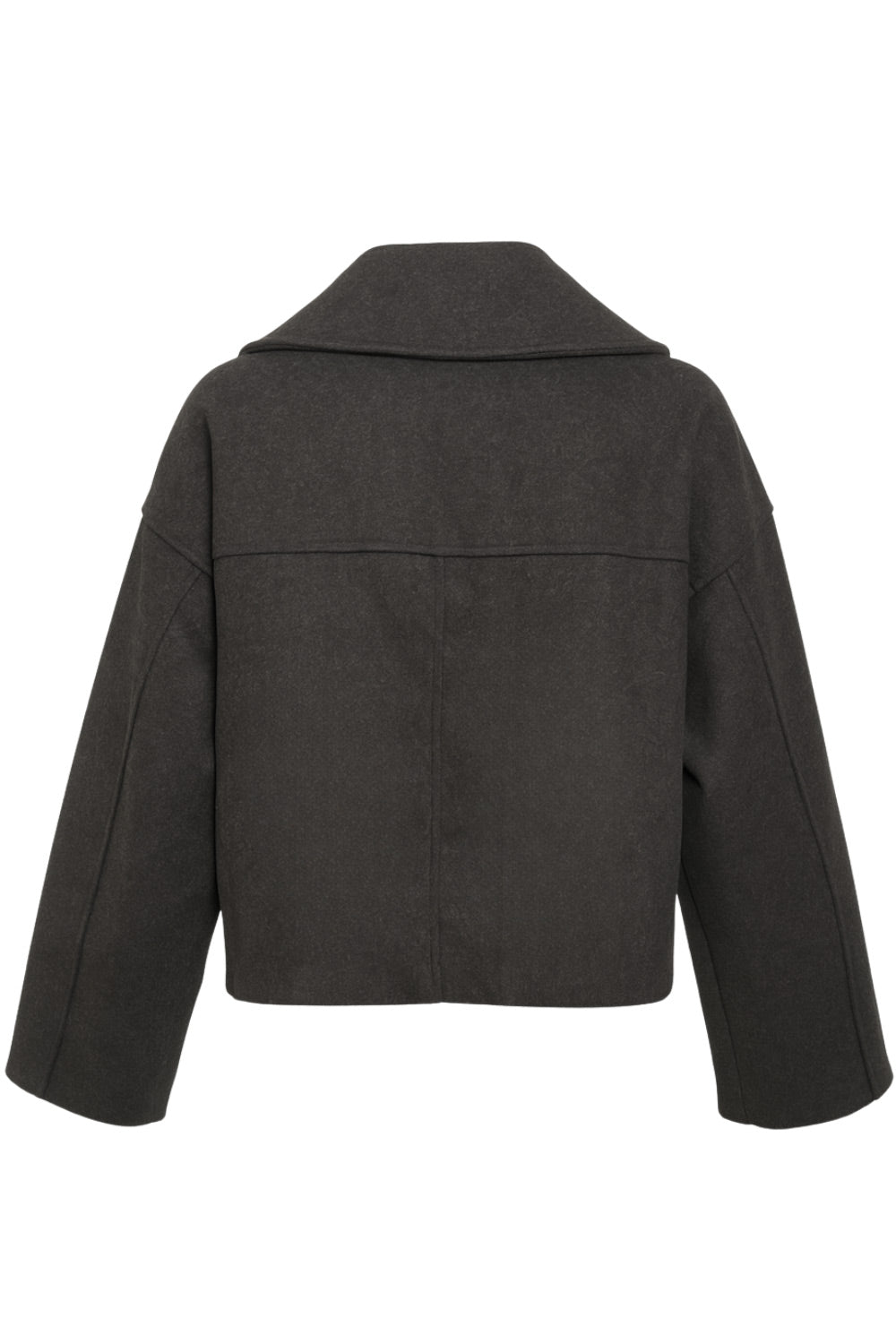 Abrigo corto de fit recto, manga larga, cuello con solapa, bolsillos delanteros con vivos y cierre frontal con doble cruce de botones en contraste.