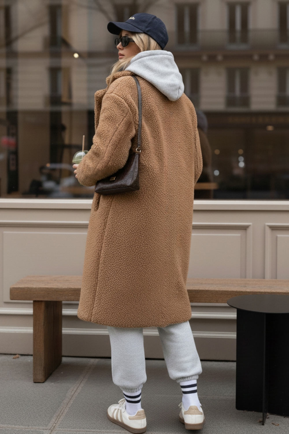 Abrigo largo de borreguillo, fit recto, con solapa, manga larga y bolsillos delanteros con vivos. Cierre frontal con botón en contraste.