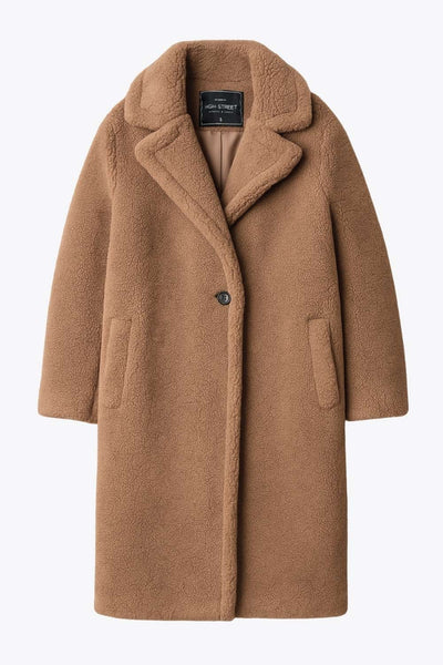 Abrigo largo de borreguillo, fit recto, con solapa, manga larga y bolsillos delanteros con vivos. Cierre frontal con botón en contraste.