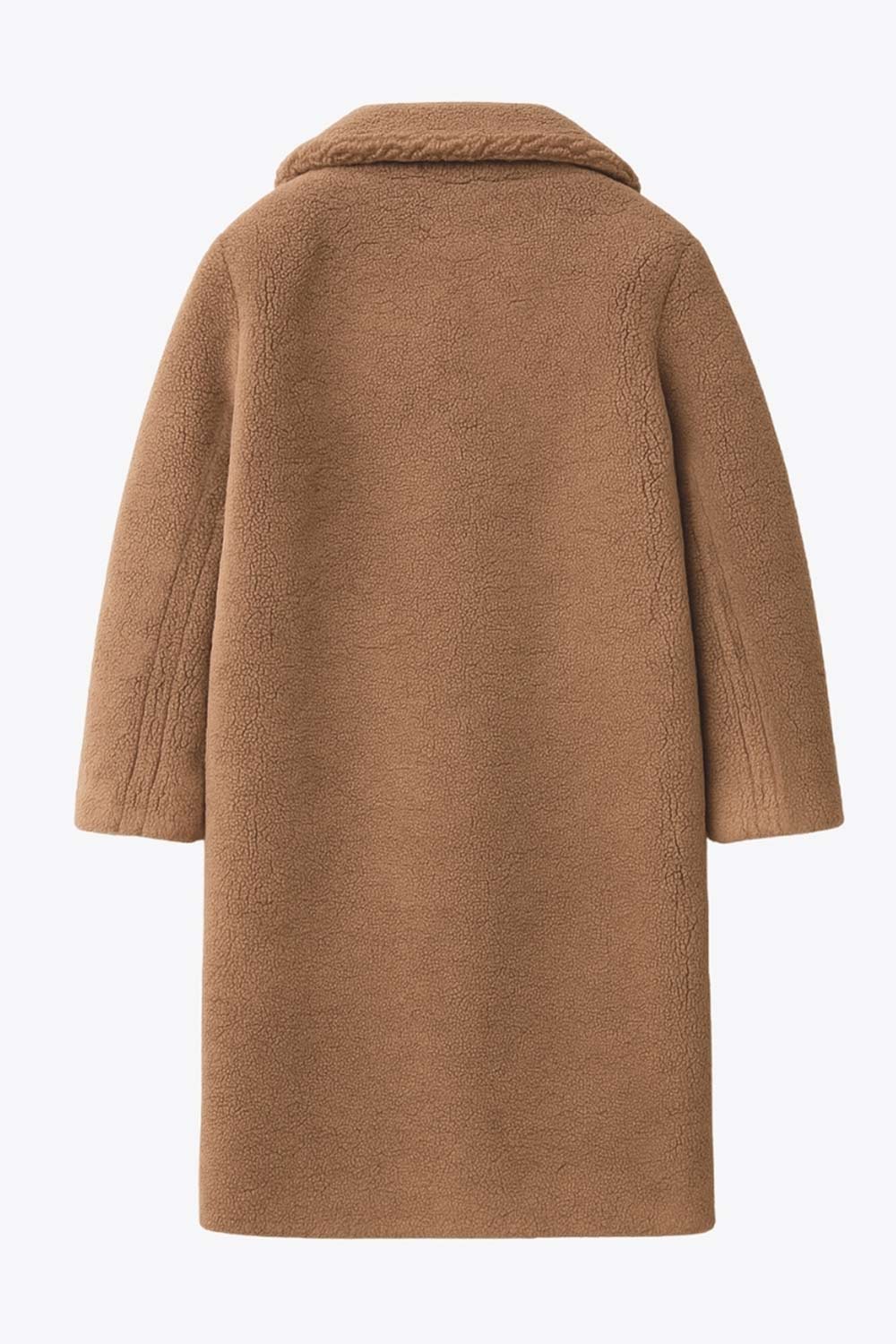 Abrigo largo de borreguillo, fit recto, con solapa, manga larga y bolsillos delanteros con vivos. Cierre frontal con botón en contraste.