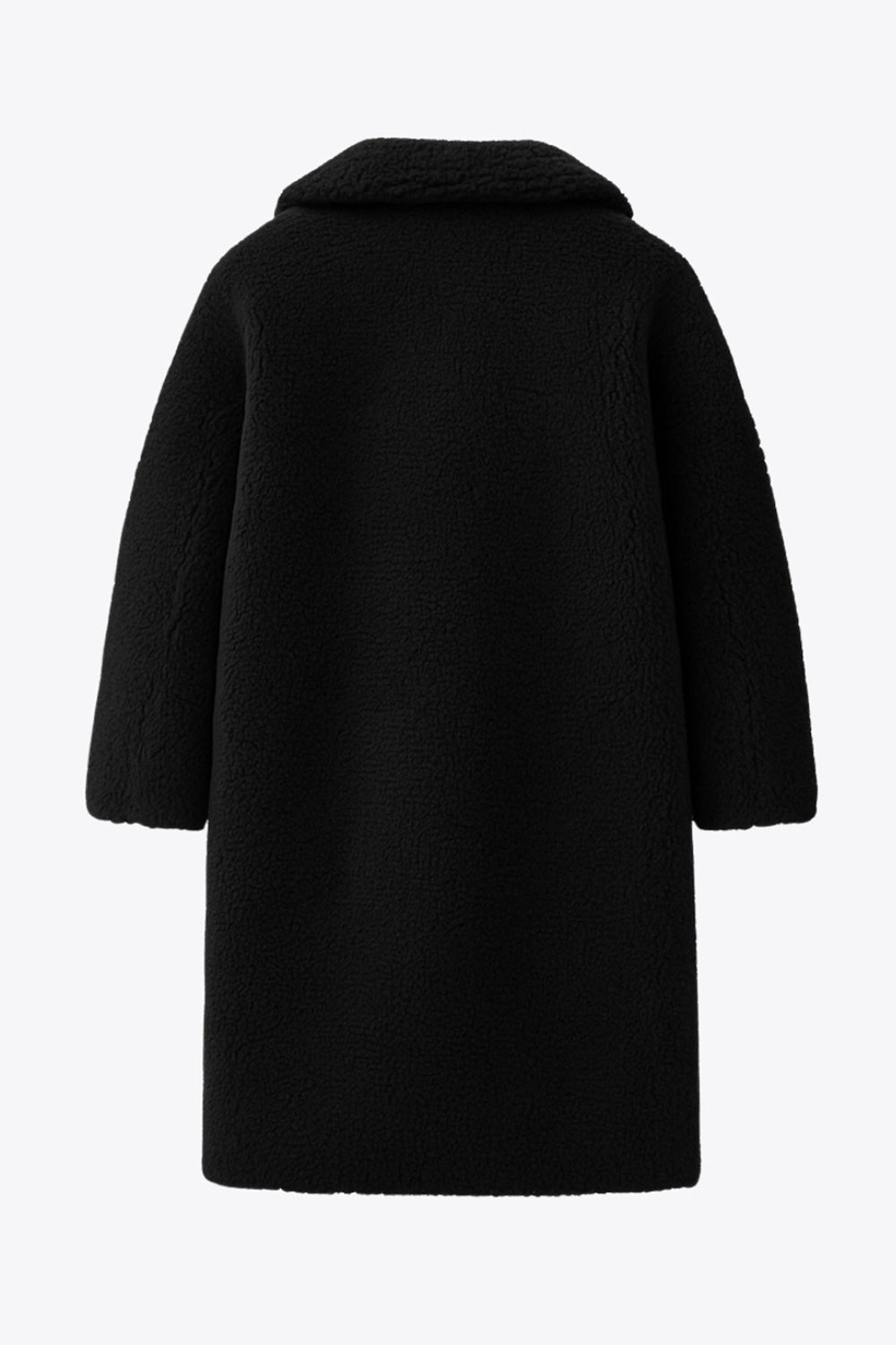 Abrigo largo de borreguillo, fit recto, con solapa, manga larga y bolsillos delanteros con vivos. Cierre frontal con botón en contraste.