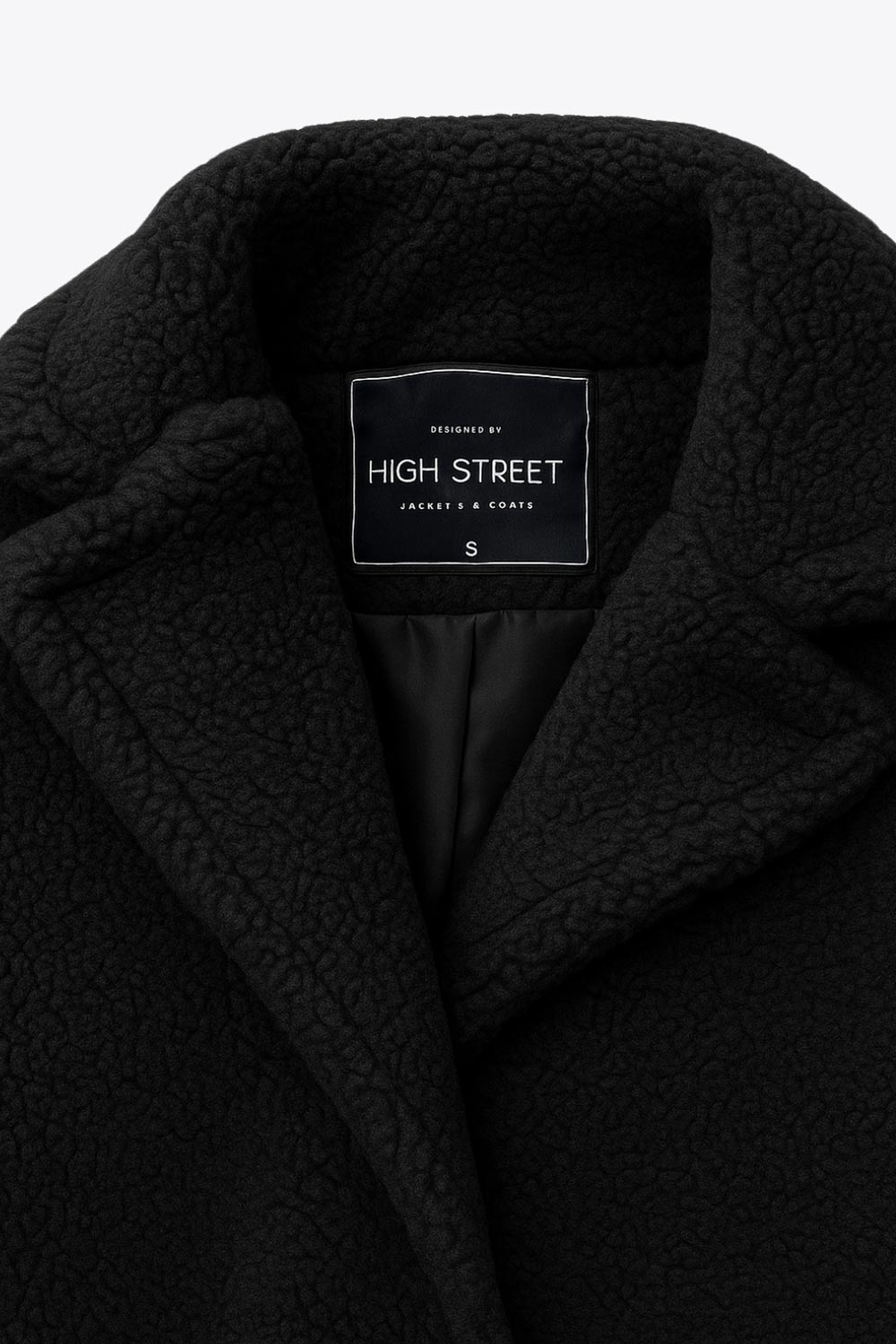 Abrigo largo de borreguillo, fit recto, con solapa, manga larga y bolsillos delanteros con vivos. Cierre frontal con botón en contraste.