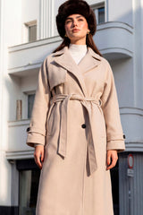 Abrigo largo botón en contraste con cinturón