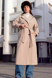 Abrigo largo de doble cruce de botón en contraste, manga larga con trabilla y botón en puños, con solapa, bata decorativa frontal, bolsillos delanteros con vivos, trabillas y cinturón amarrable del mismo tejido.