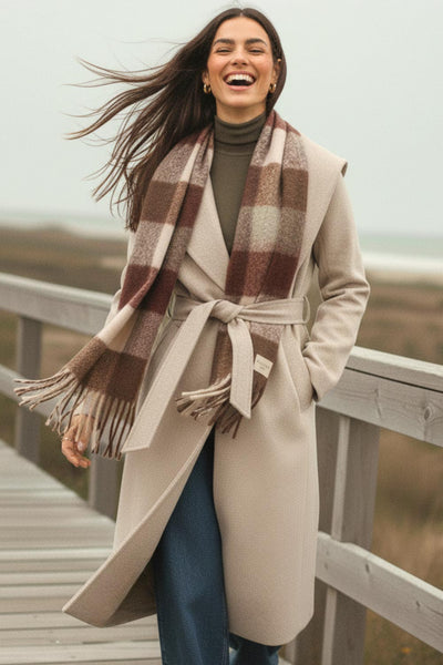 Abrigo largo de fit recto con capucha, manga larga y bolsillos delanteros. Detalle de trabillas y cinturón amarrable del mismo tejido.