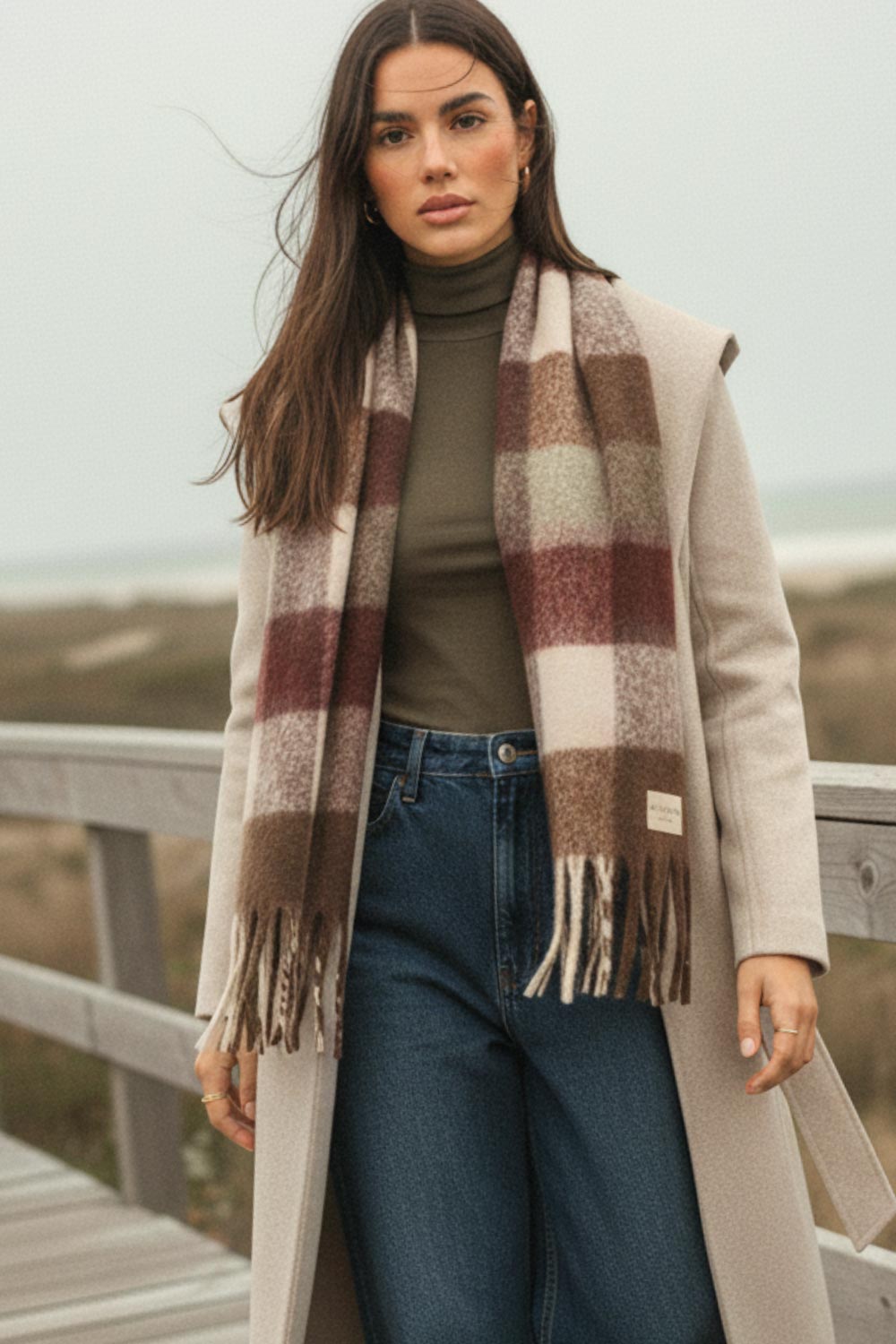 Abrigo largo de fit recto con capucha, manga larga y bolsillos delanteros. Detalle de trabillas y cinturón amarrable del mismo tejido.