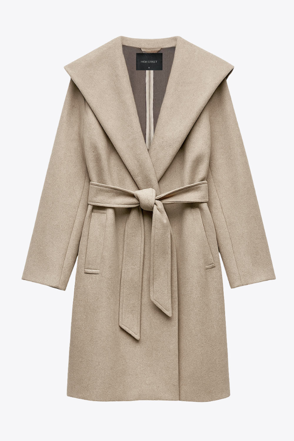 Abrigo largo de fit recto con capucha, manga larga y bolsillos delanteros. Detalle de trabillas y cinturón amarrable del mismo tejido.