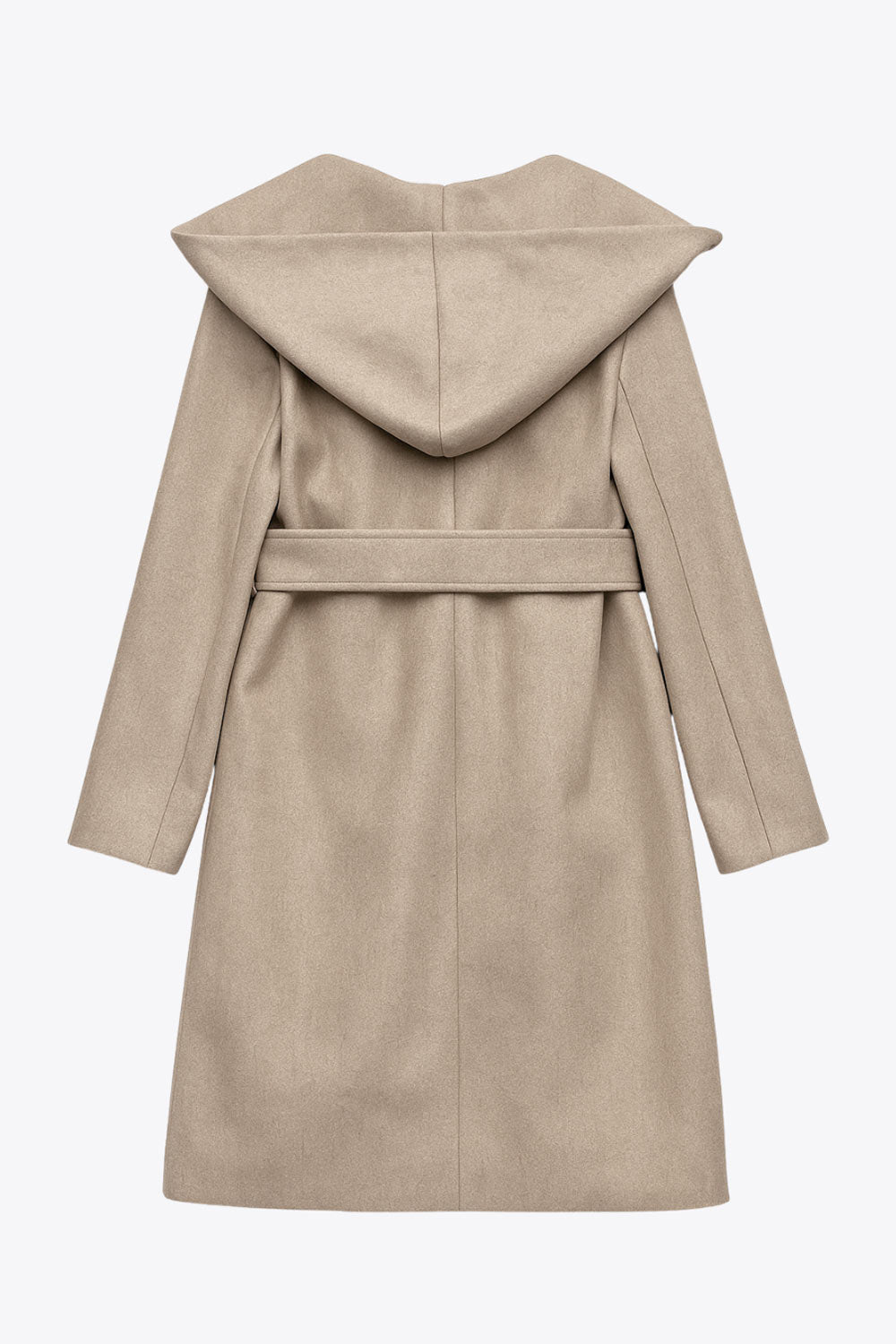 Abrigo largo de fit recto con capucha, manga larga y bolsillos delanteros. Detalle de trabillas y cinturón amarrable del mismo tejido.