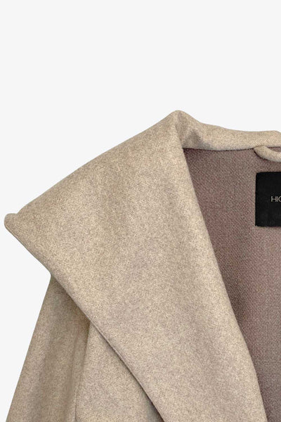 Abrigo largo de fit recto con capucha, manga larga y bolsillos delanteros. Detalle de trabillas y cinturón amarrable del mismo tejido.