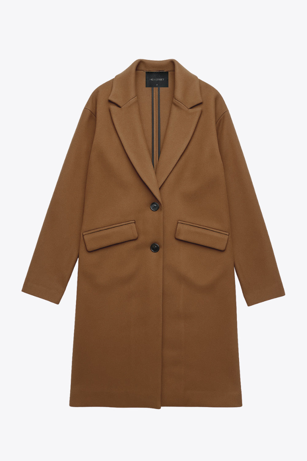 Abrigo largo de fit recto, con solapa, manga larga y bolsillos frontales con cartera. Cierre frontal con botón en contraste y detalle de abertura posterior.