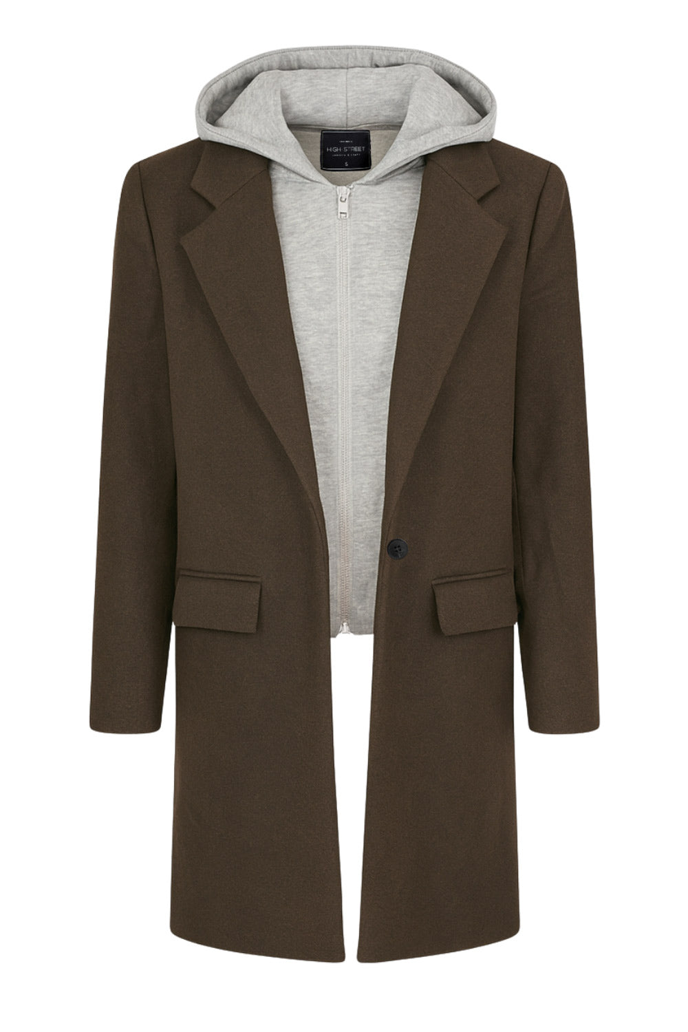 Abrigo largo con capucha combinada, manga larga, con solapa y hombreras, bolsillos delanteros con carteras, detalle frontal y capucha en contraste. Cierre frontal con cremallera y botón.