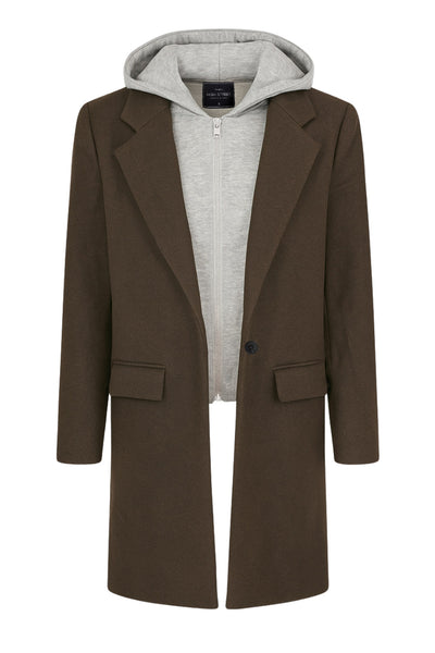 Abrigo largo con capucha combinada, manga larga, con solapa y hombreras, bolsillos delanteros con carteras, detalle frontal y capucha en contraste. Cierre frontal con cremallera y botón.