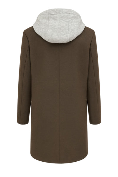 Abrigo largo con capucha combinada, manga larga, con solapa y hombreras, bolsillos delanteros con carteras, detalle frontal y capucha en contraste. Cierre frontal con cremallera y botón.