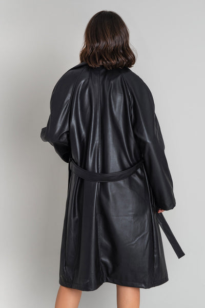 Abrigo largo de efecto piel, fit recto, bolsillos delanteros con vivos, manga larga, con solapa, trabillas y cinturón amarrable del mismo tejido.