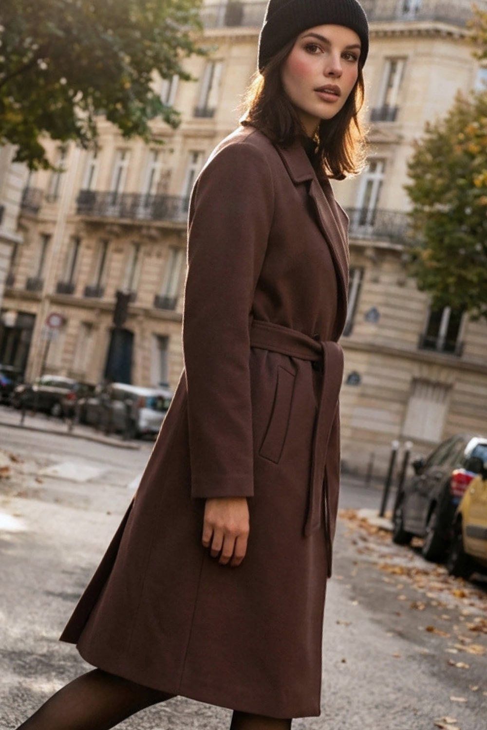 Abrigo largo de fit recto con solapa, manga larga con puños abotonados y bolsillos delanteros con vivos. Cierre frontal con doble cruce de botones. Detalle de abetura posterior en bajo, trabillas y cinturón amarrable del mismo tejido.