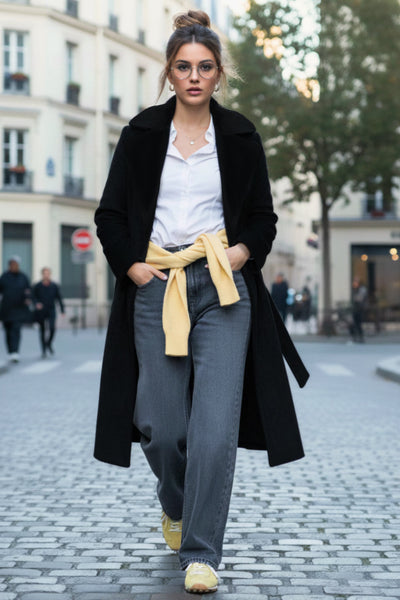 Abrigo largo de fit recto con solapa, manga larga con puños abotonados y bolsillos delanteros con vivos. Cierre frontal con doble cruce de botones. Detalle de abetura posterior en bajo, trabillas y cinturón amarrable del mismo tejido.