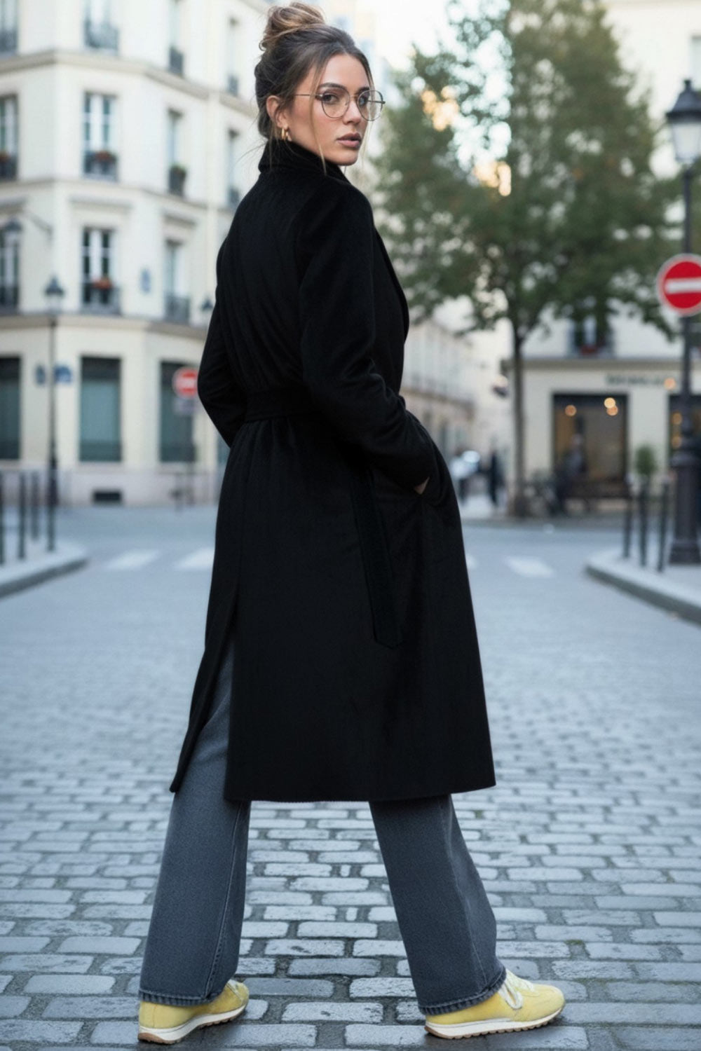 Abrigo largo de fit recto con solapa, manga larga con puños abotonados y bolsillos delanteros con vivos. Cierre frontal con doble cruce de botones. Detalle de abetura posterior en bajo, trabillas y cinturón amarrable del mismo tejido.