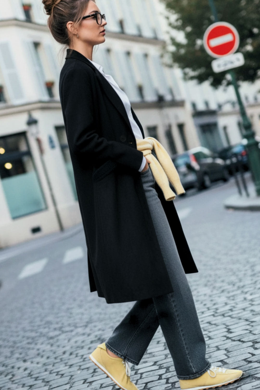 Abrigo largo de fit recto con solapa, manga larga con puños abotonados y bolsillos delanteros con vivos. Cierre frontal con doble cruce de botones. Detalle de abetura posterior en bajo, trabillas y cinturón amarrable del mismo tejido.