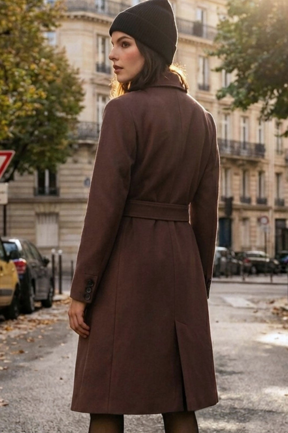 Abrigo largo de fit recto con solapa, manga larga con puños abotonados y bolsillos delanteros con vivos. Cierre frontal con doble cruce de botones. Detalle de abetura posterior en bajo, trabillas y cinturón amarrable del mismo tejido.