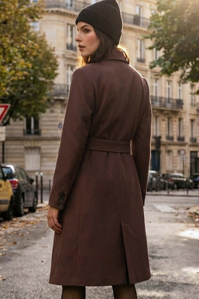 Abrigo largo de fit recto con solapa, manga larga con puños abotonados y bolsillos delanteros con vivos. Cierre frontal con doble cruce de botones. Detalle de abetura posterior en bajo, trabillas y cinturón amarrable del mismo tejido.