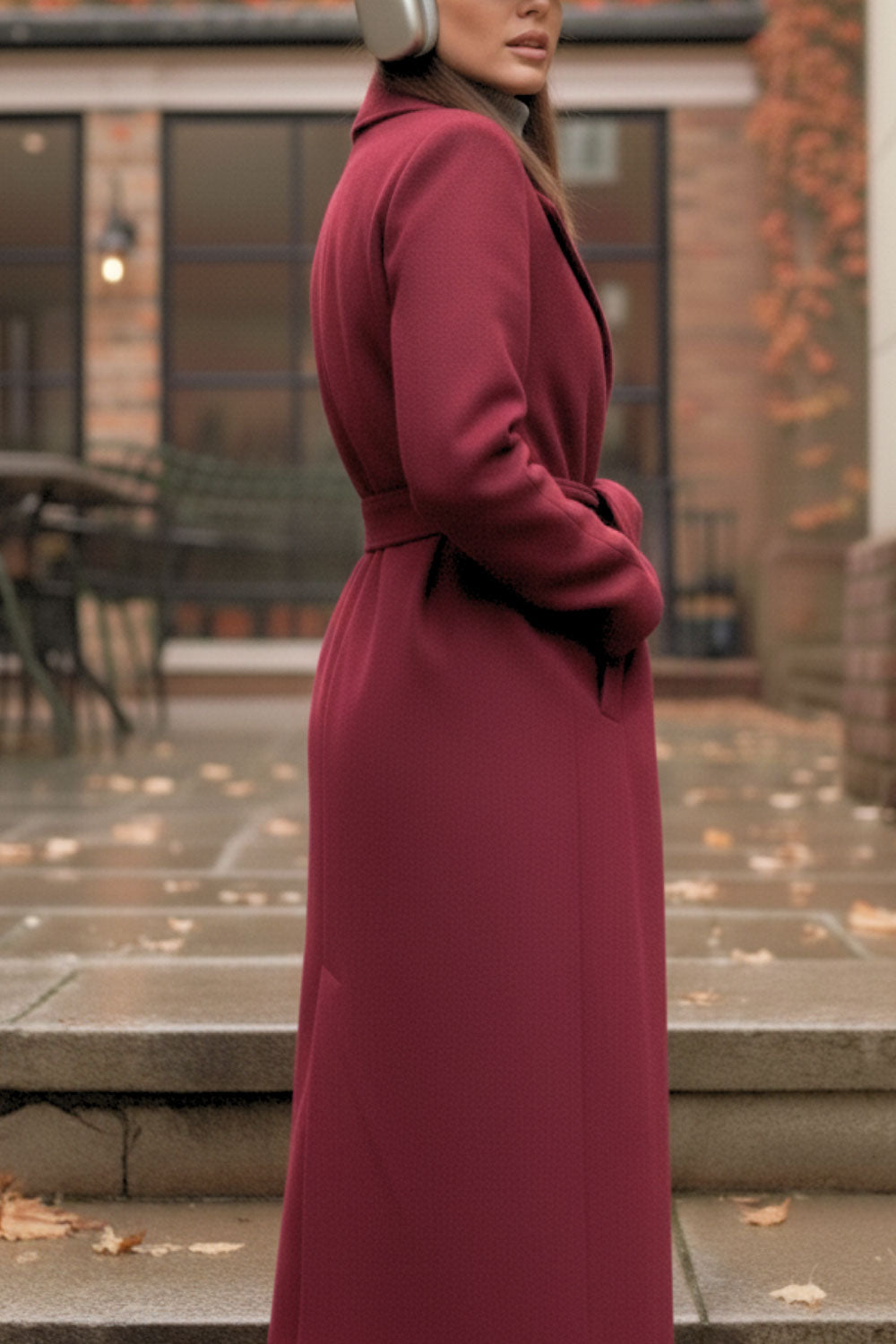 Abrigo largo de fit recto con solapa, manga larga con puños abotonados y bolsillos delanteros con vivos. Cierre frontal con doble cruce de botones. Detalle de abetura posterior en bajo, trabillas y cinturón amarrable del mismo tejido.