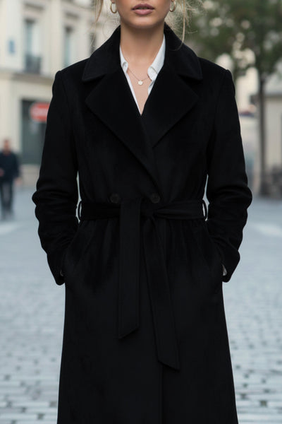 Abrigo largo de fit recto con solapa, manga larga con puños abotonados y bolsillos delanteros con vivos. Cierre frontal con doble cruce de botones. Detalle de abetura posterior en bajo, trabillas y cinturón amarrable del mismo tejido.