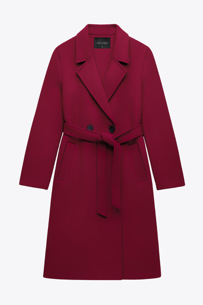 Abrigo largo de fit recto con solapa, manga larga con puños abotonados y bolsillos delanteros con vivos. Cierre frontal con doble cruce de botones. Detalle de abetura posterior en bajo, trabillas y cinturón amarrable del mismo tejido.