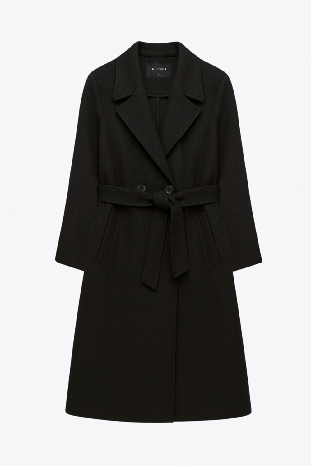 Abrigo largo de fit recto con solapa, manga larga con puños abotonados y bolsillos delanteros con vivos. Cierre frontal con doble cruce de botones. Detalle de abetura posterior en bajo, trabillas y cinturón amarrable del mismo tejido.