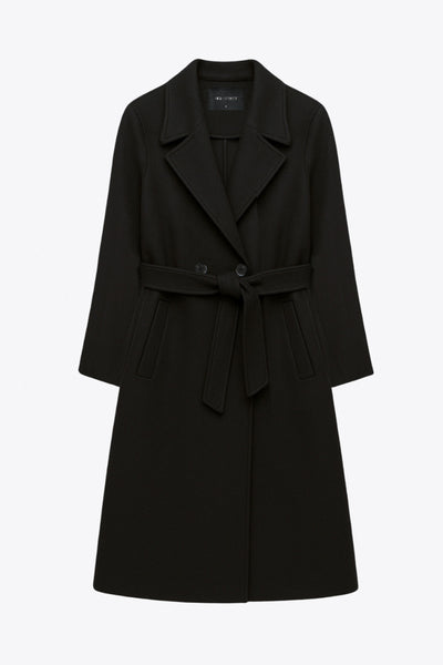 Abrigo largo de fit recto con solapa, manga larga con puños abotonados y bolsillos delanteros con vivos. Cierre frontal con doble cruce de botones. Detalle de abetura posterior en bajo, trabillas y cinturón amarrable del mismo tejido.