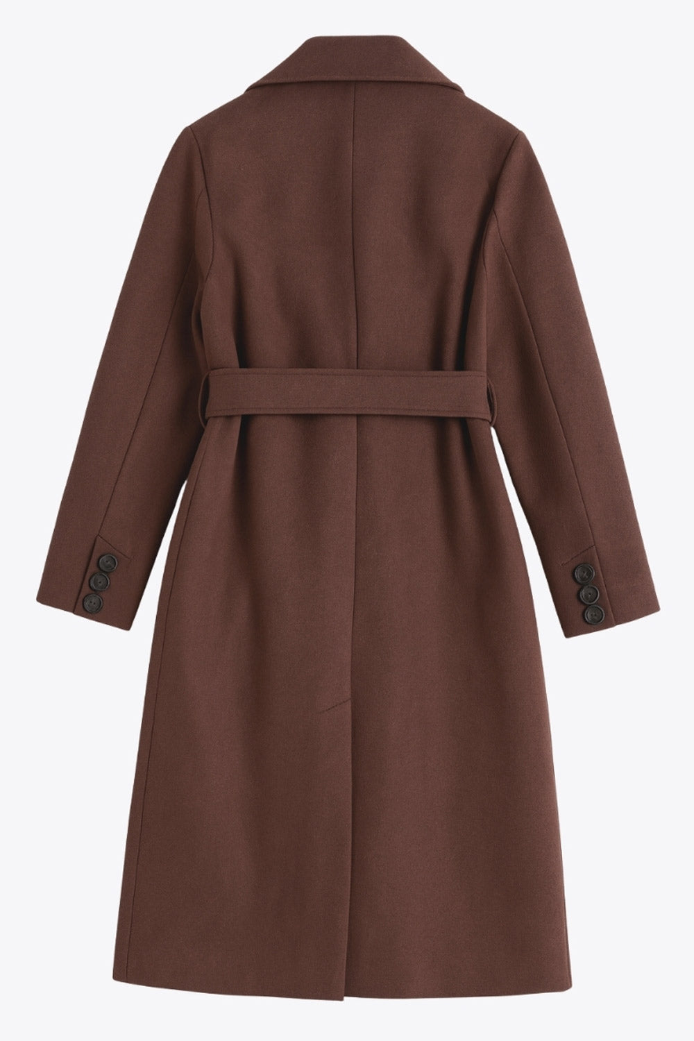 Abrigo largo de fit recto con solapa, manga larga con puños abotonados y bolsillos delanteros con vivos. Cierre frontal con doble cruce de botones. Detalle de abetura posterior en bajo, trabillas y cinturón amarrable del mismo tejido.