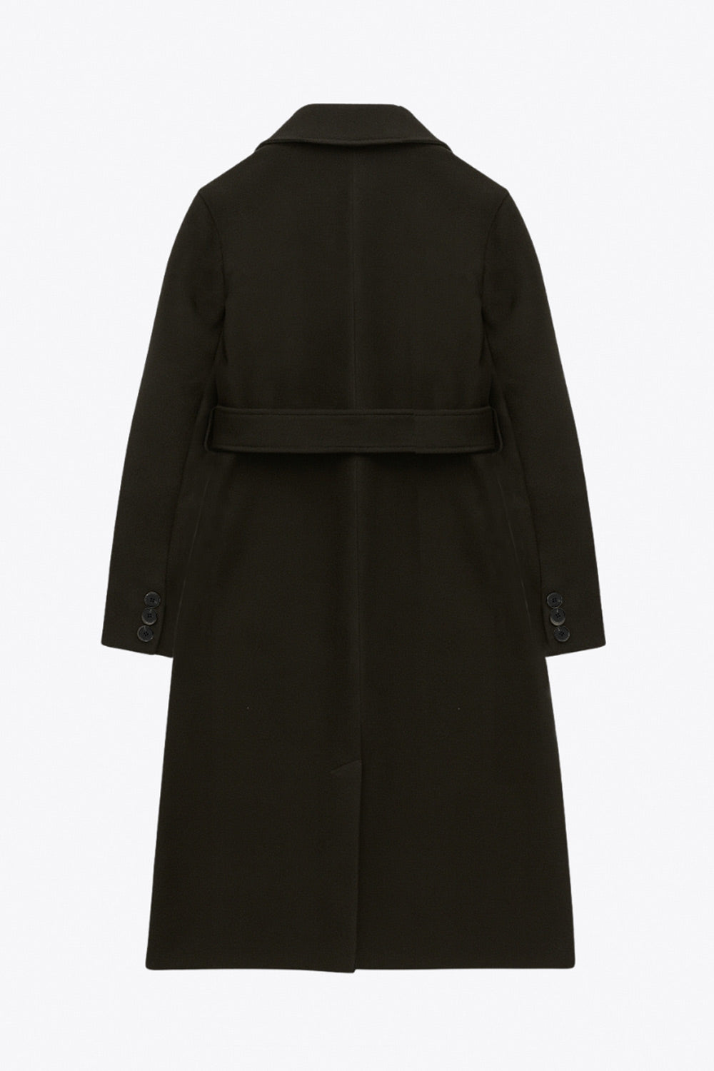 Abrigo largo de fit recto con solapa, manga larga con puños abotonados y bolsillos delanteros con vivos. Cierre frontal con doble cruce de botones. Detalle de abetura posterior en bajo, trabillas y cinturón amarrable del mismo tejido.