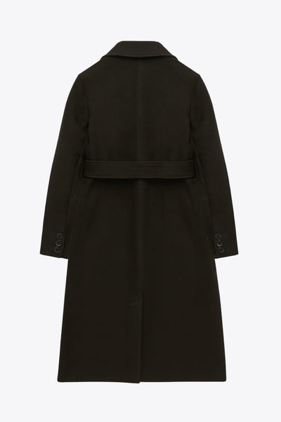 Abrigo largo de fit recto con solapa, manga larga con puños abotonados y bolsillos delanteros con vivos. Cierre frontal con doble cruce de botones. Detalle de abetura posterior en bajo, trabillas y cinturón amarrable del mismo tejido.