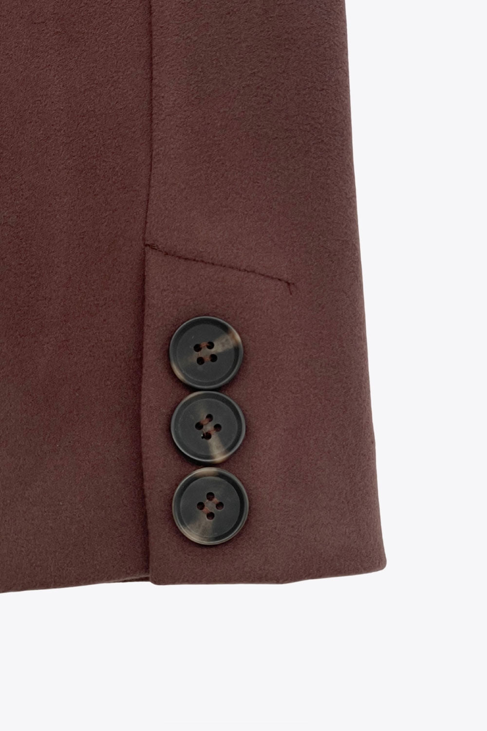 Abrigo largo de fit recto con solapa, manga larga con puños abotonados y bolsillos delanteros con vivos. Cierre frontal con doble cruce de botones. Detalle de abetura posterior en bajo, trabillas y cinturón amarrable del mismo tejido.