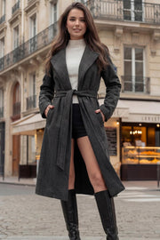 Abrigo largo de fit recto, estampado rayas, con solapa, bolsillos delanteros con vivos, manga larga con puño abotonado, trabillas y cinturón amarrable del mismo tejido. Detalle de abertura posterior en bajo.