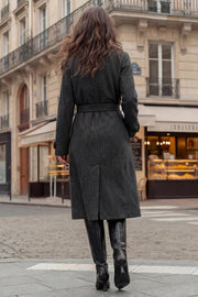 Abrigo largo de fit recto, estampado rayas, con solapa, bolsillos delanteros con vivos, manga larga con puño abotonado, trabillas y cinturón amarrable del mismo tejido. Detalle de abertura posterior en bajo.