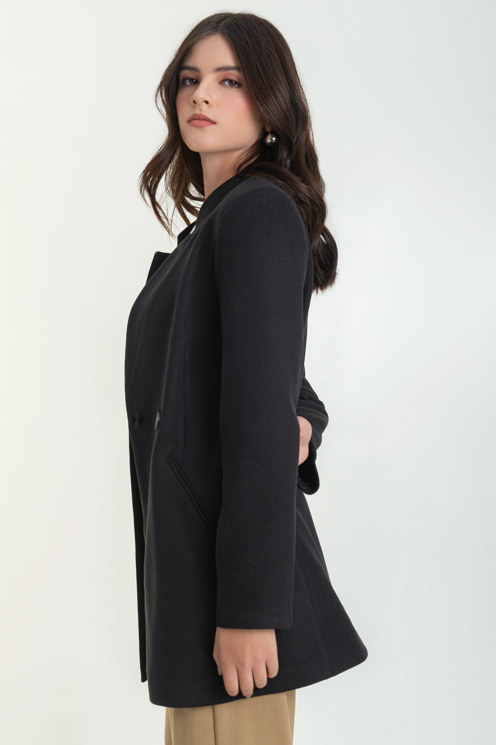 Abrigo manga larga con solapa con botón negro – HIGHSTREET