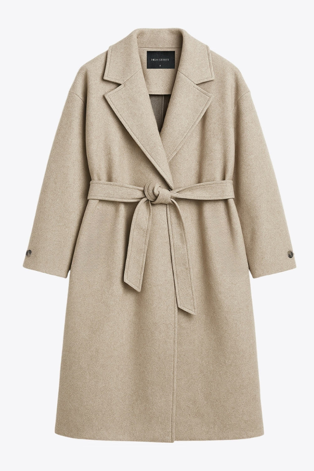 Abrigo largo de corte en a, con solapa, manga larga con puño abotonado en contraste y bolsillos frontales con cartera. Detalle de trabillas, cinturón amarrable del mismo tejido y abertura posterior.