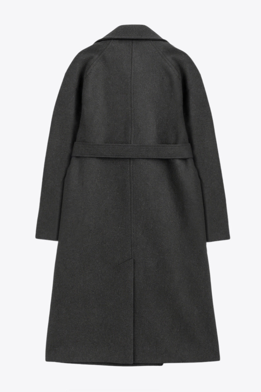 Abrigo largo de corte en a, con solapa, manga larga con puño abotonado en contraste y bolsillos frontales con cartera. Detalle de trabillas, cinturón amarrable del mismo tejido y abertura posterior.