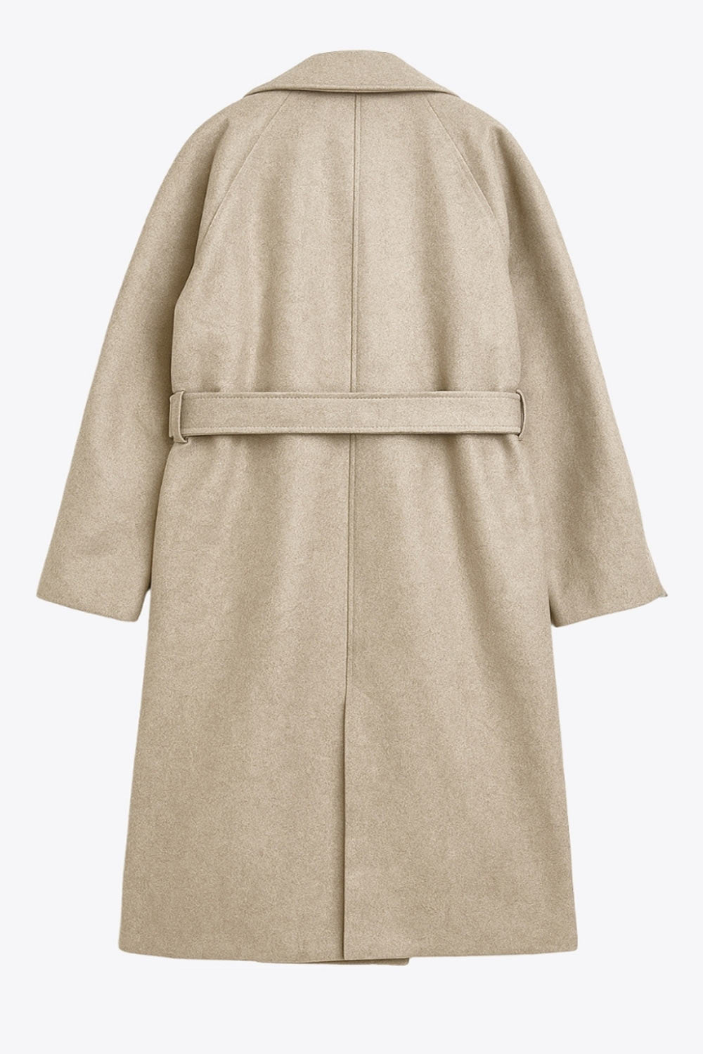 Abrigo largo de corte en a, con solapa, manga larga con puño abotonado en contraste y bolsillos frontales con cartera. Detalle de trabillas, cinturón amarrable del mismo tejido y abertura posterior.