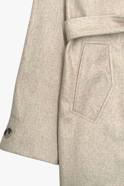 Abrigo largo de corte en a, con solapa, manga larga con puño abotonado en contraste y bolsillos frontales con cartera. Detalle de trabillas, cinturón amarrable del mismo tejido y abertura posterior.