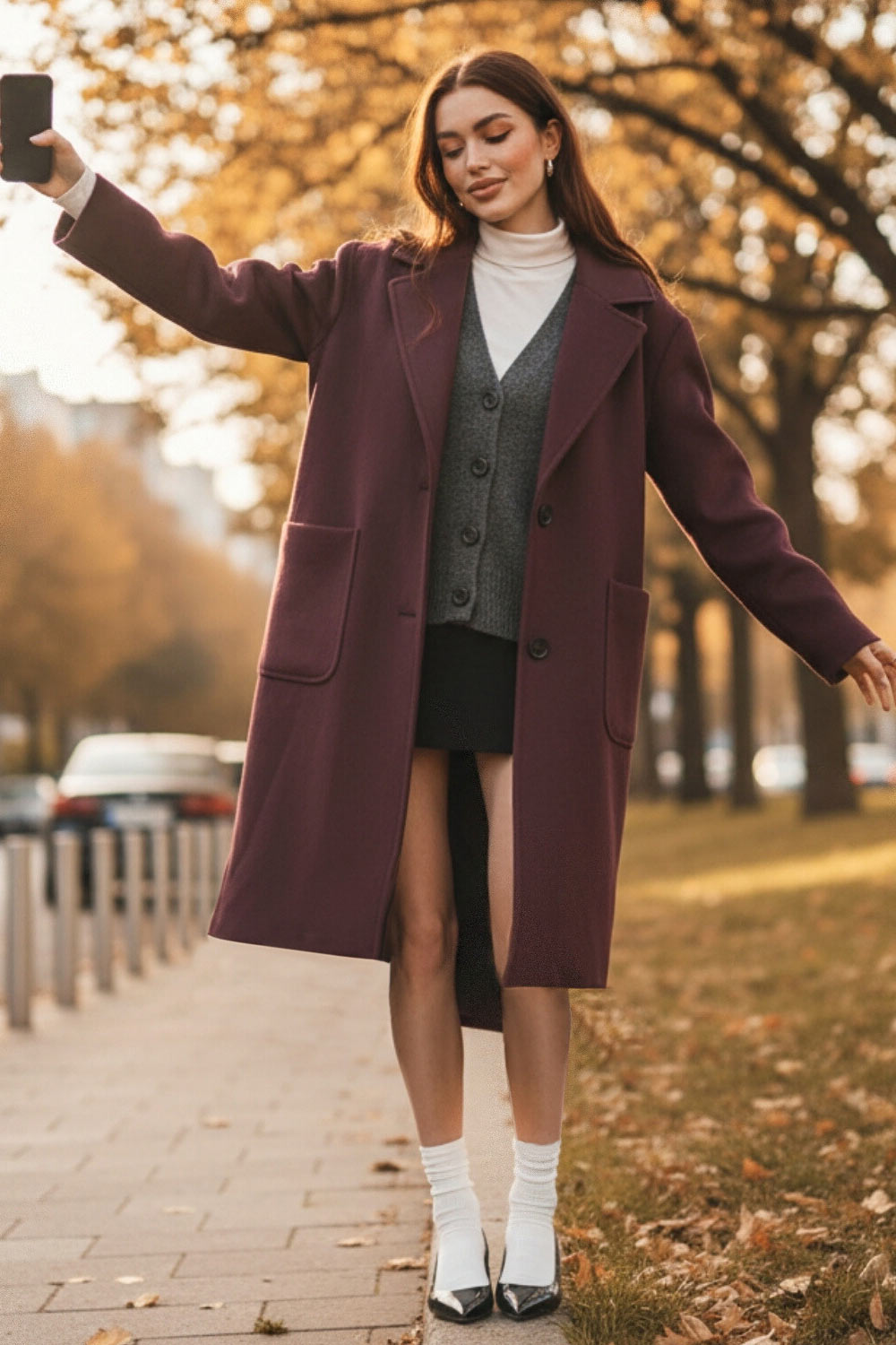 Abrigo largo de fit recto, manga larga, con solapa, bolsillos delanteros de parche y cierre frontal con cruce de botones en contraste.