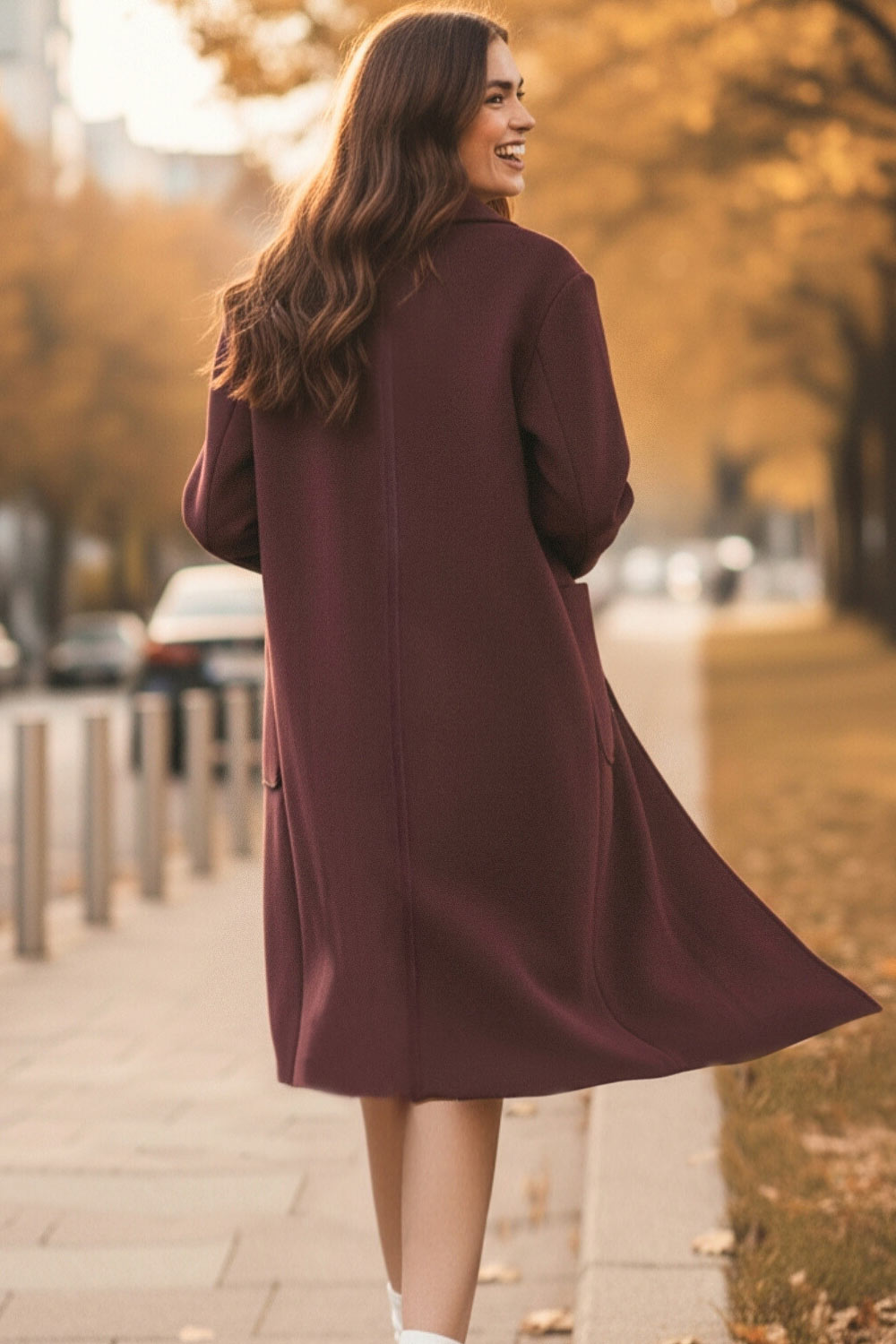 Abrigo largo de fit recto, manga larga, con solapa, bolsillos delanteros de parche y cierre frontal con cruce de botones en contraste.